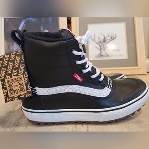 Mens VANS MTE Standard MID Snow Sgoes Mens Size 7.5/ Womens 9.5